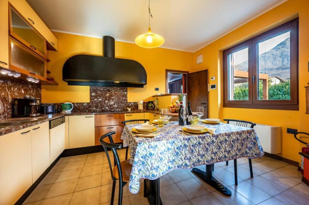Villa Iris -Pet Friendly Stay - Garden - Private Parking- Bike Friendly Holiday House Colico Exterior photo